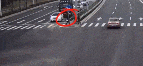 当然了  解决道路交通安全问题  不能只靠改斑马线的设计  近日公安部