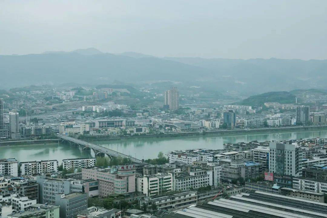爬完凤凰楼,欣赏完广元全景大家还可以去山下的游乐场玩有旋转木马