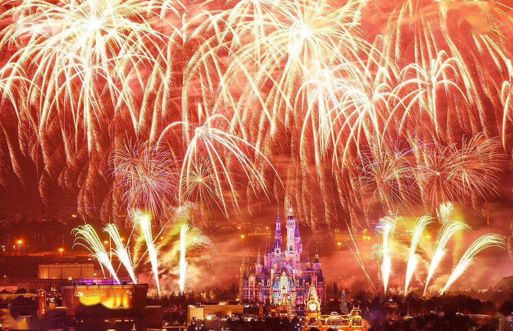 2020年12月31日,上海迪士尼跨年烟花秀.