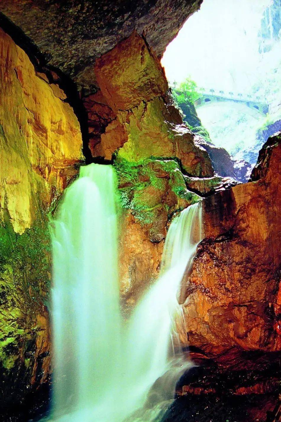 岩泉风景区为3a景区,以岩涌山泉而得名.