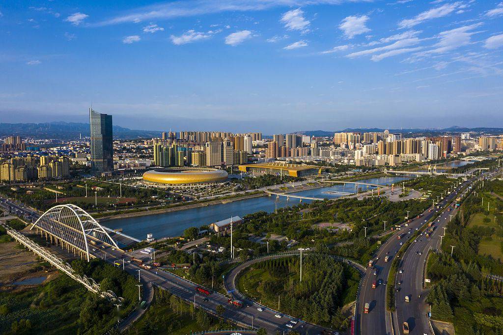 2020年7月15日,河南省三门峡市,俯瞰城市一角.(来源:视觉中国)