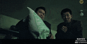 某天夜里,她趁人不注意,往外面跑,跑到半路看到警车.