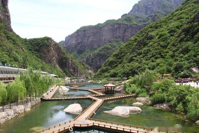 地址:新乡市辉县薄壁镇 宝泉有着中原有名的瀑布群,几十个大大小小的