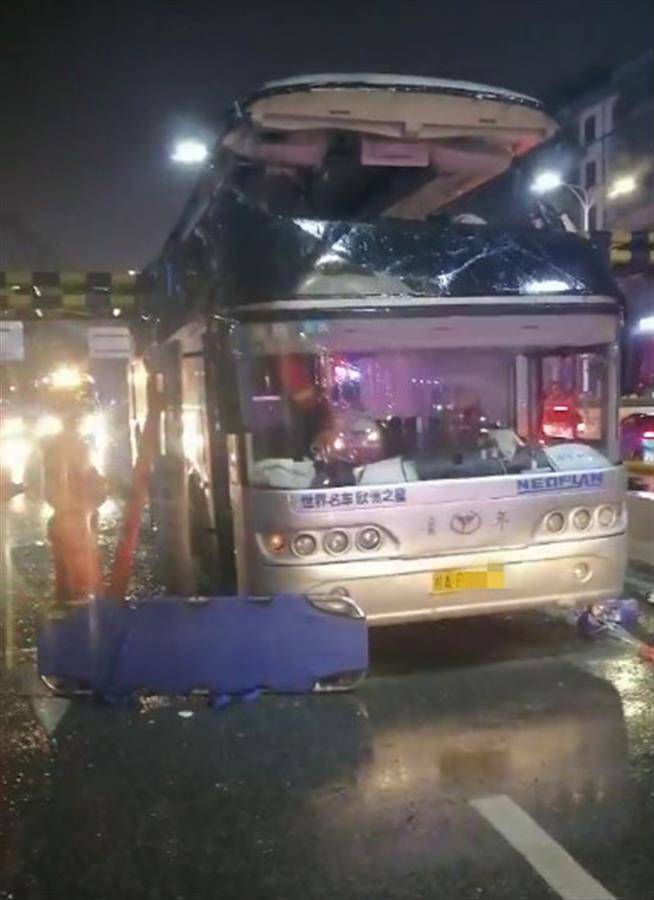 突发!广西桂林一旅游大巴撞上限高架,车顶被削掉三分之二,多人受伤