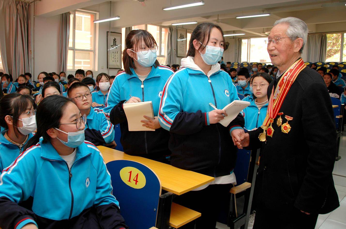 月15日,曲阳县北岳中学,刘三奇在课堂上与同学们互动,老人的句句话语