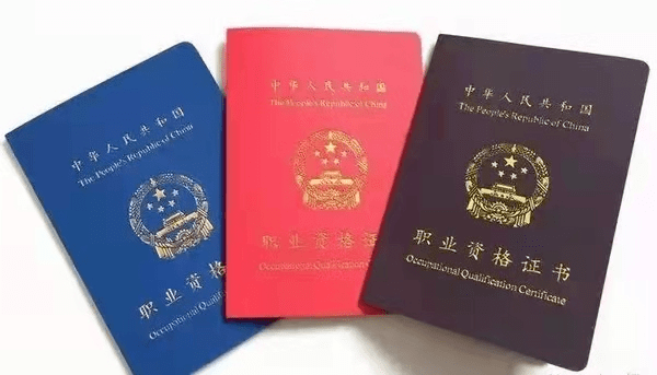桂林一大批人排队报名.