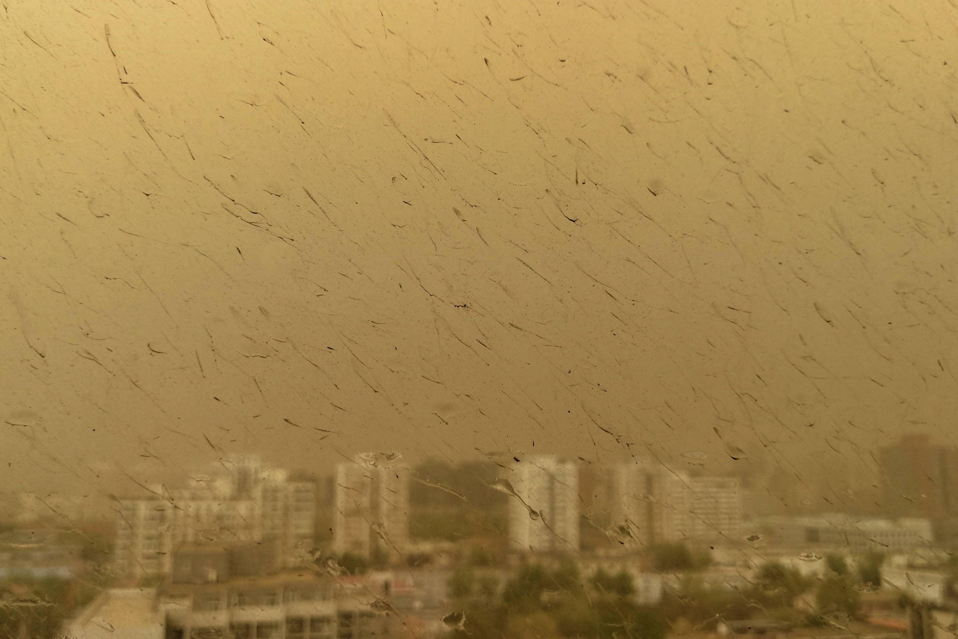 2021年4月15日,大风,沙尘,雷雨天气同时影响北京.白继开摄