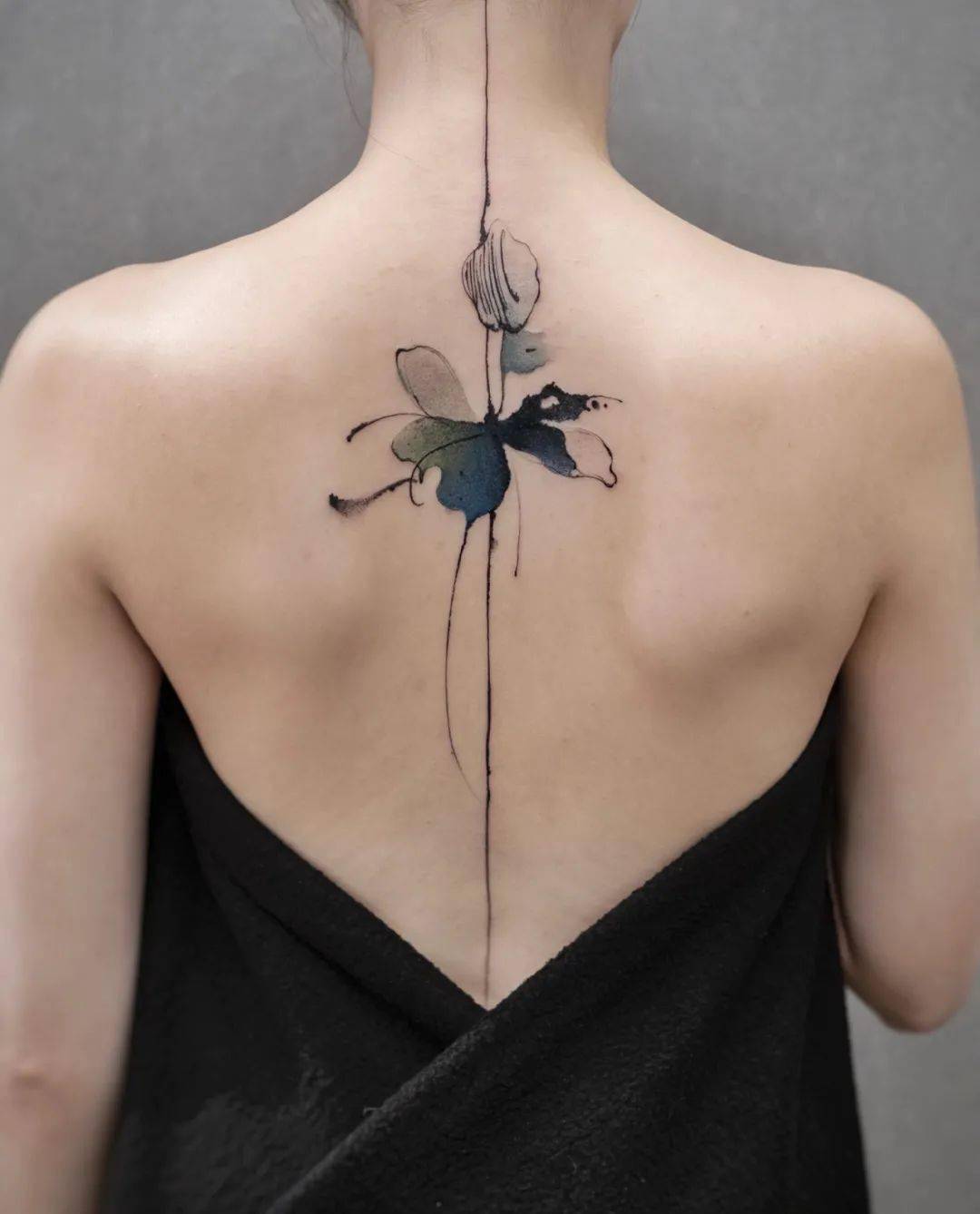 85后美女把水墨纹身上窦靖童为她打call外媒点赞中国风太高级了