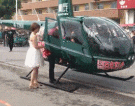 搞笑gif土豪结婚不用豪车都是用直升机的