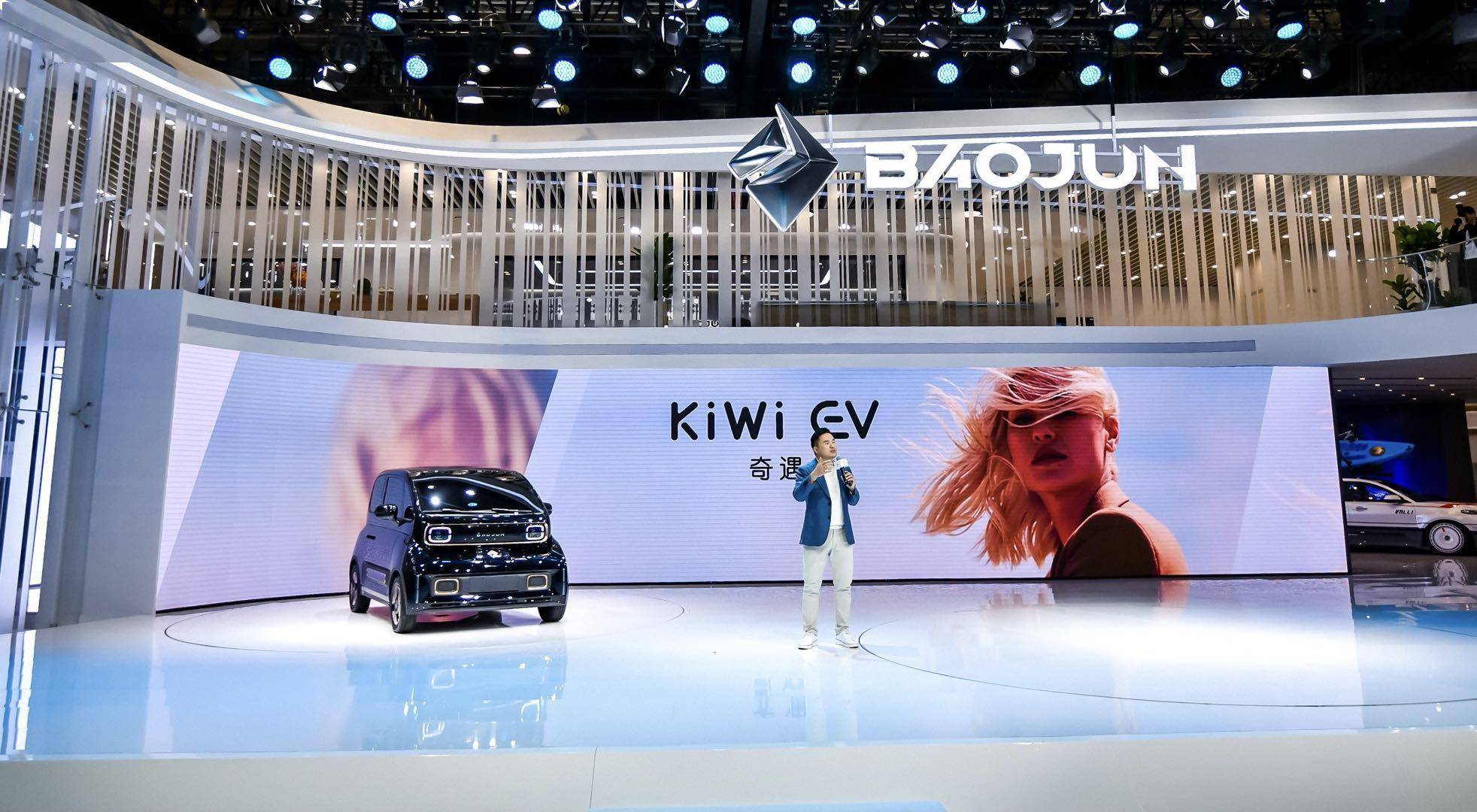 "奇遇"上海车展 baojun kiwi ev摩登亮相