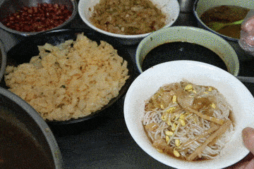 (下) 一个锅盔,一碗冒节子肥肠粉 