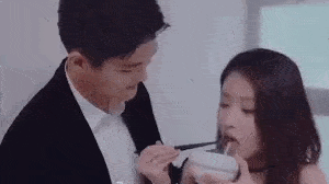 导演还知道你们看腻了普通的吻戏,还给你们安排了乳头吻.