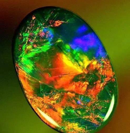 欧泊知识七彩颜色绚丽多彩集各种宝石的色彩于一身的欧泊石寓意
