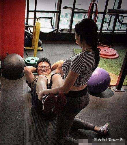 爆笑GIF:妹子,看来夏天是真的来了!