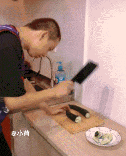 搞笑gif趣图:小姐姐逛街口渴了,看见水龙头就想喝!