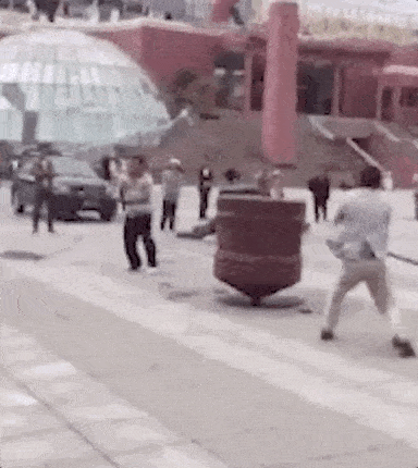 千万别惹广场大爷外国人都服了