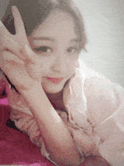 搞笑gif:小姐姐这尴尬不,你掉的是什么啊!