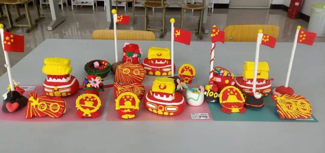 指导带领学生们创作出建党百年主题系列彩泥作品