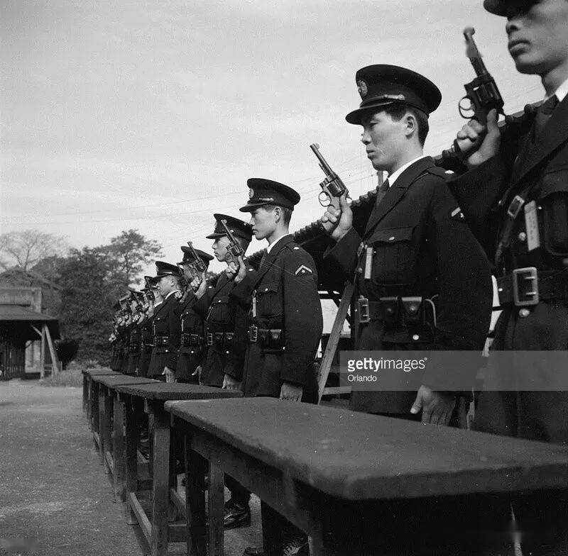 射击课上,警察大学校学员使用的手枪为左轮手枪,而不是二战日军广泛