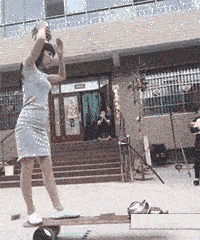 搞笑GIF:这孩子肯定会怀疑人生