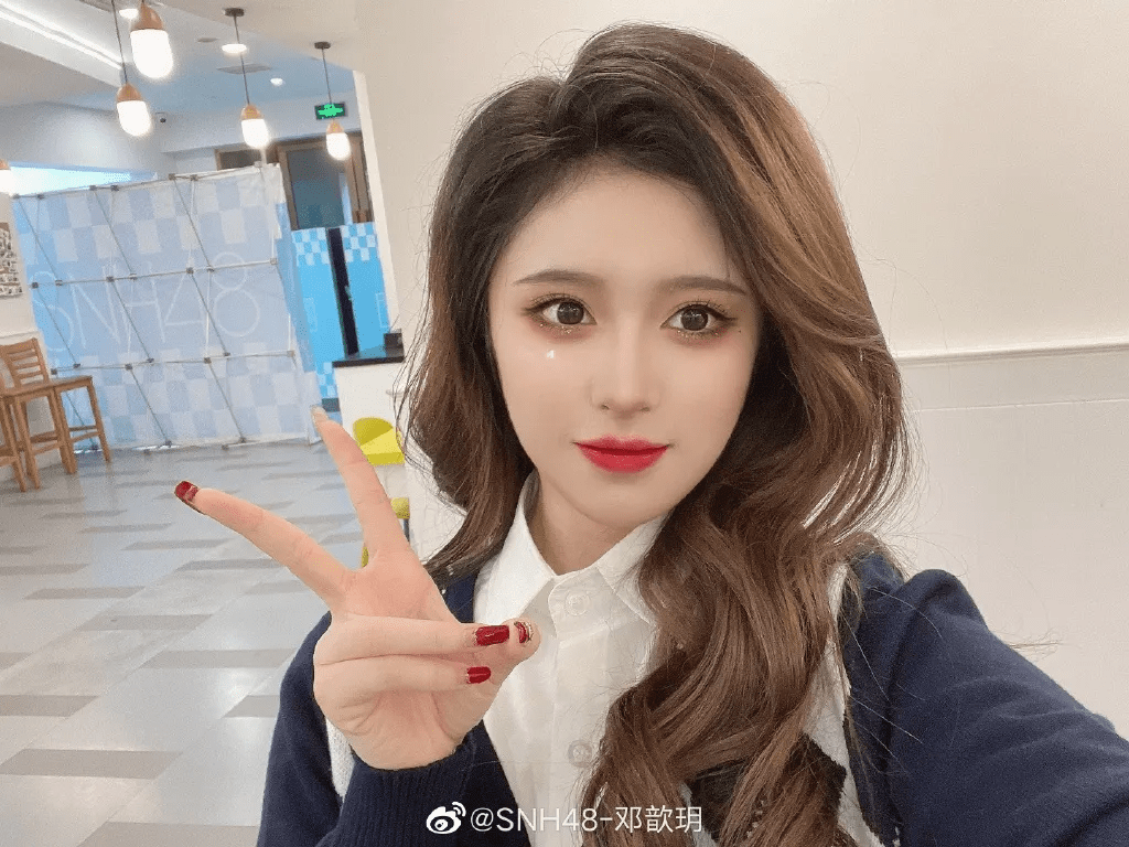 妆发造型完全照搬,她这是要做鞠婧祎2.0?_邓歆玥
