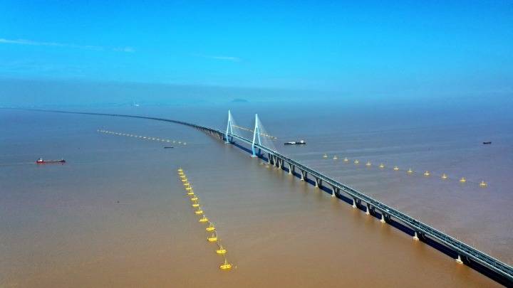 以上图片:2021年4月26日拍摄的浙江省舟山跨海大桥之一的金塘大桥.