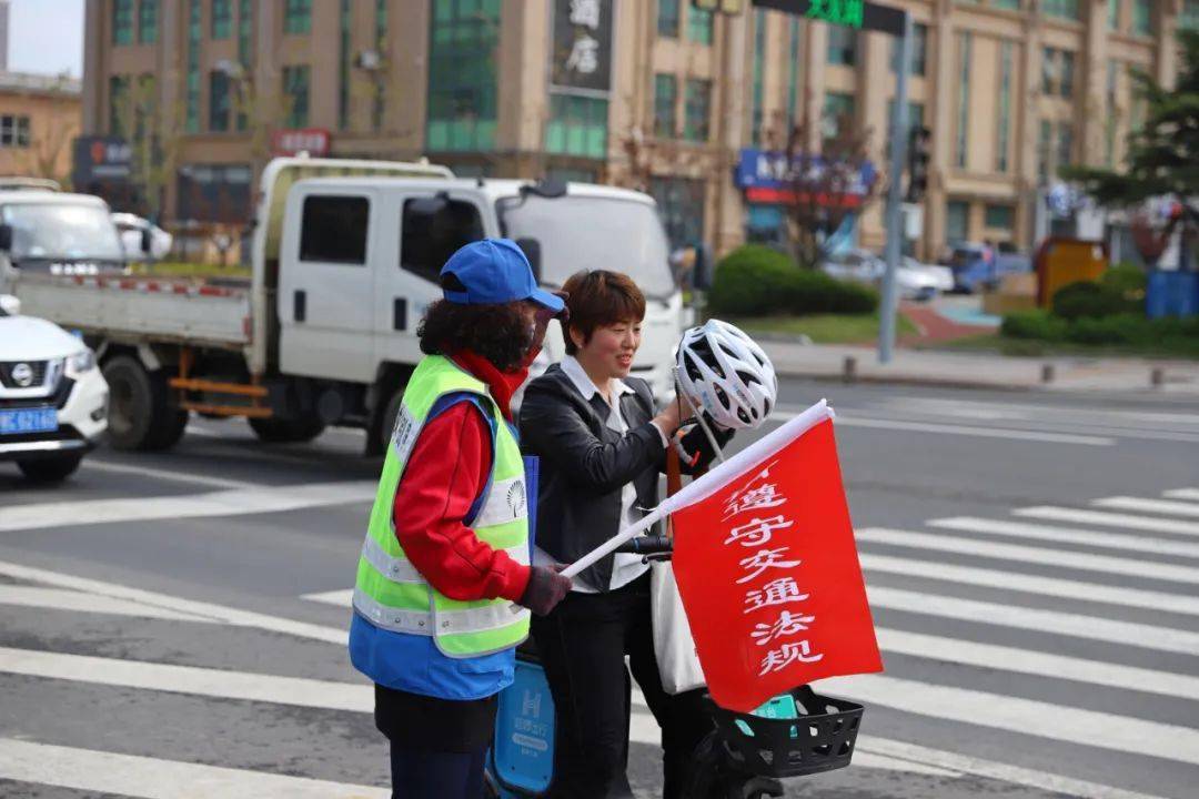 新时代文明实践90名志愿者街头维持交通秩序