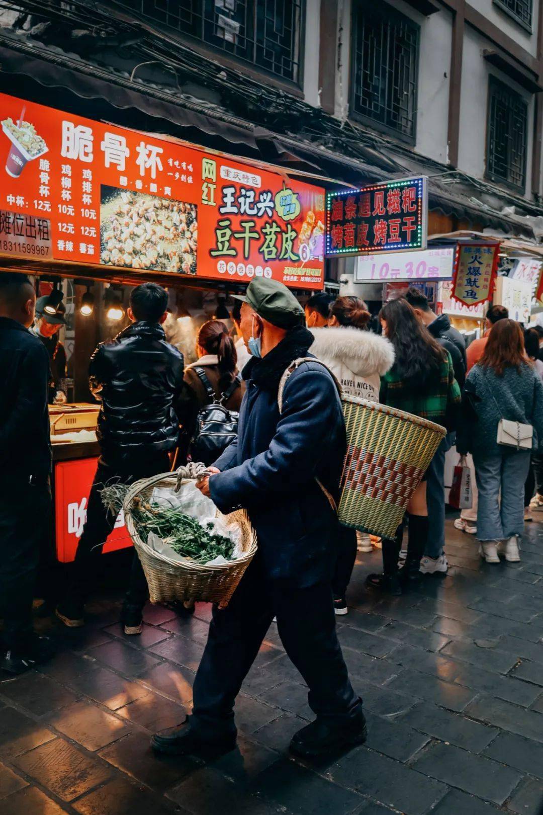 当夜色降临华灯初上,捞沙巷在灯光的照耀下,生活中的烟火气,市井的