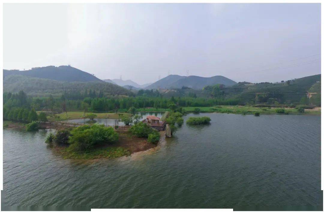 霞幕湖景区坐落于浙江省aaa景区村庄——湖州市长兴县滩龙桥村,地理