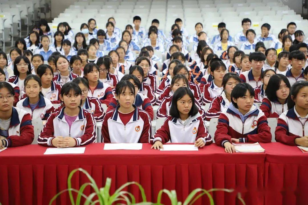 奋斗的青春最美丽——杨林中学举行2021年庆祝五四青年节入团仪式