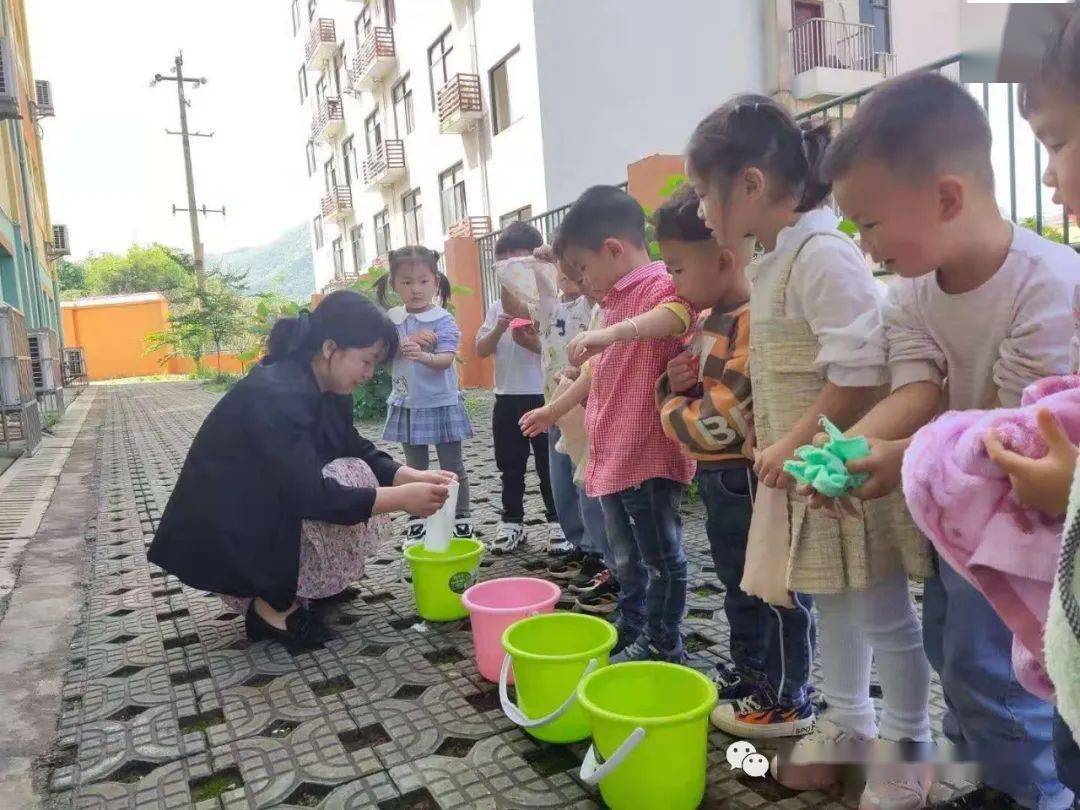 还体验到了劳动的乐趣,同时也培养了孩子从小爱劳动的意识,增加孩子的