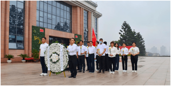 达濠街道达濠社区干部吴义同志作为家乡代表激动地说"徐琛烈士是濠江