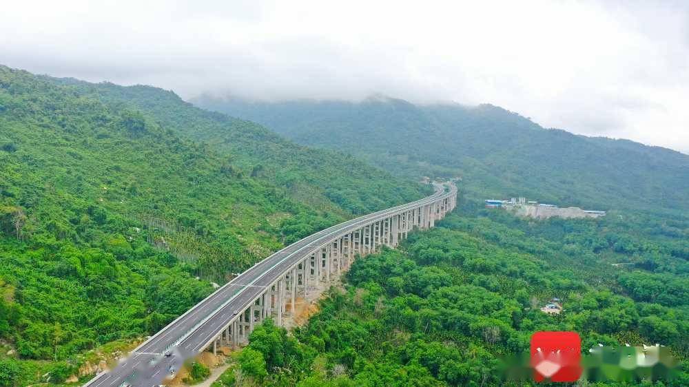 3月26日,海南省五指山至保亭至海棠湾高速公路举行通车仪式,当天山海