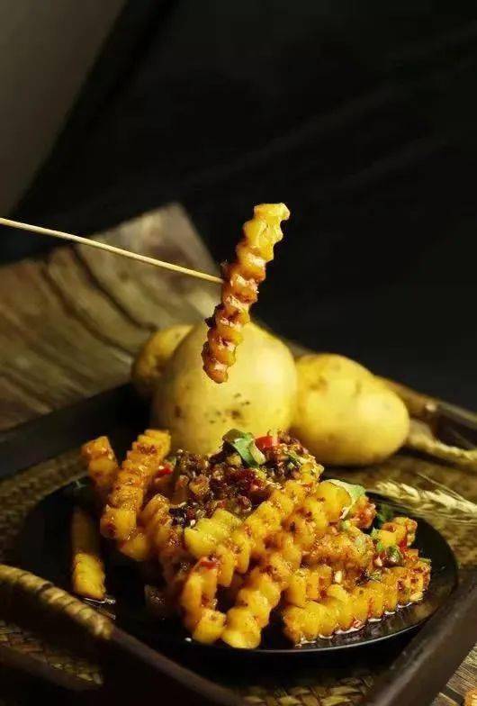 "老板,来一份糖醋麻辣味的狼牙土豆!折耳根葱花都要!
