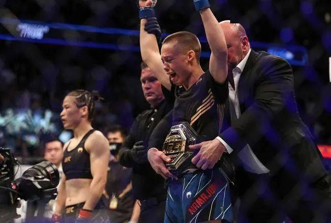 "在ufc261那场比赛中,罗斯击倒了张伟丽,在后台与未婚夫帕特-巴里交谈