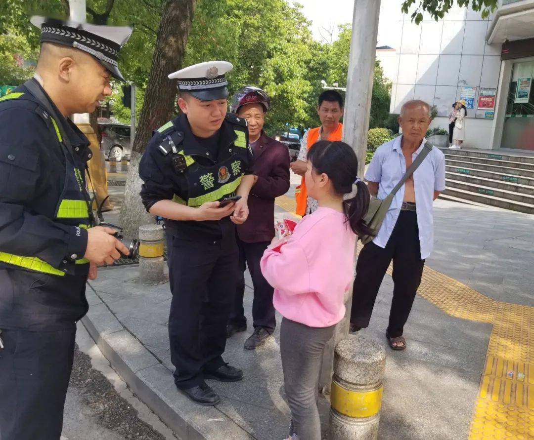 5月4日15时40分许,直属一大队事故处理中队民辅警在三角坪十字路口