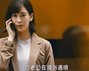 和服店老板娘接电话时波澜不惊也体现了专业的契约精神,和服店老板