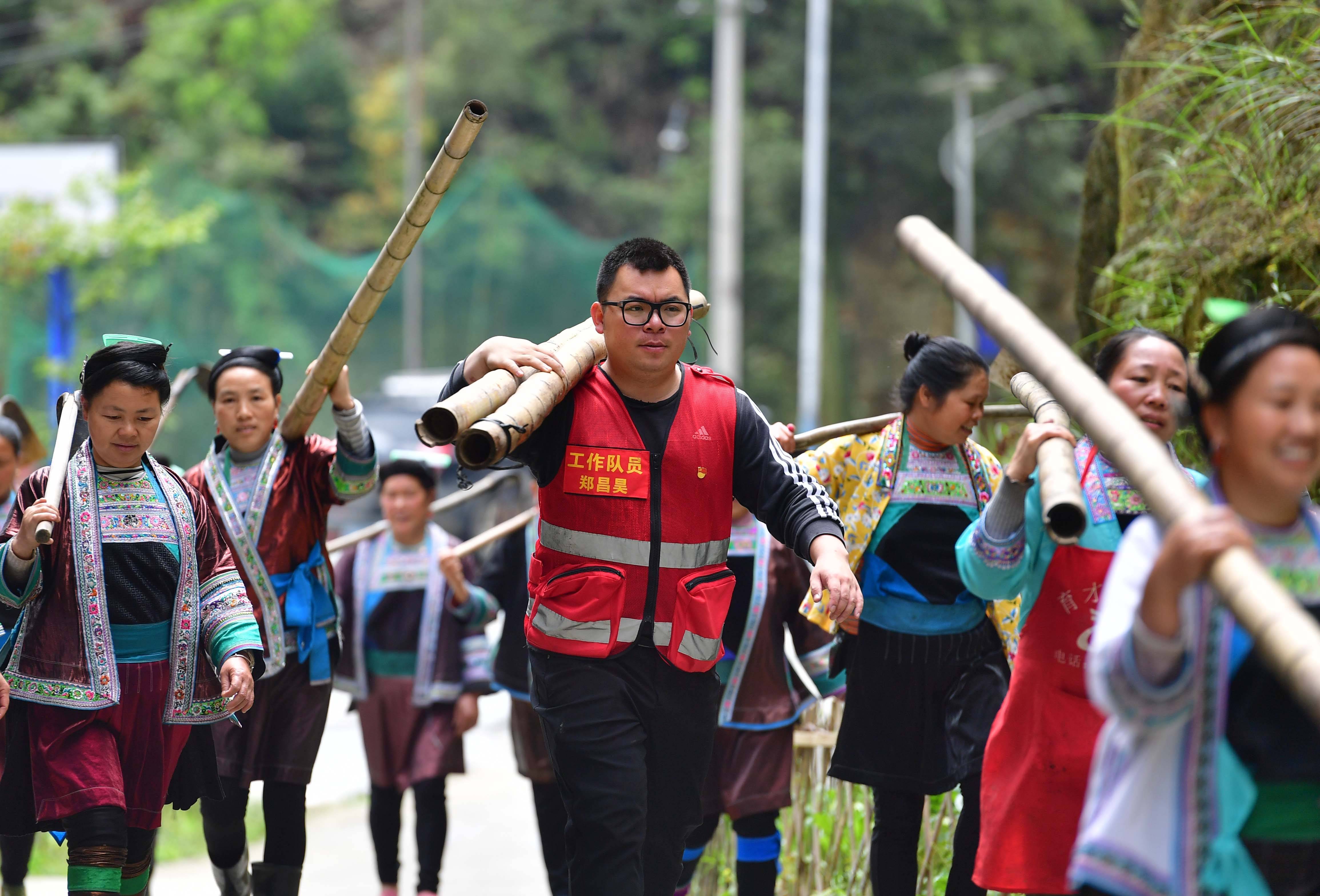 在乌英苗寨,郑昌昊和妇女们去劳动(4月20日摄.