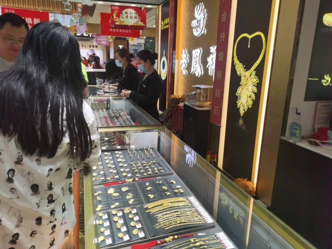 阜阳商家卖爆了!买一件便宜这么多……_柜台