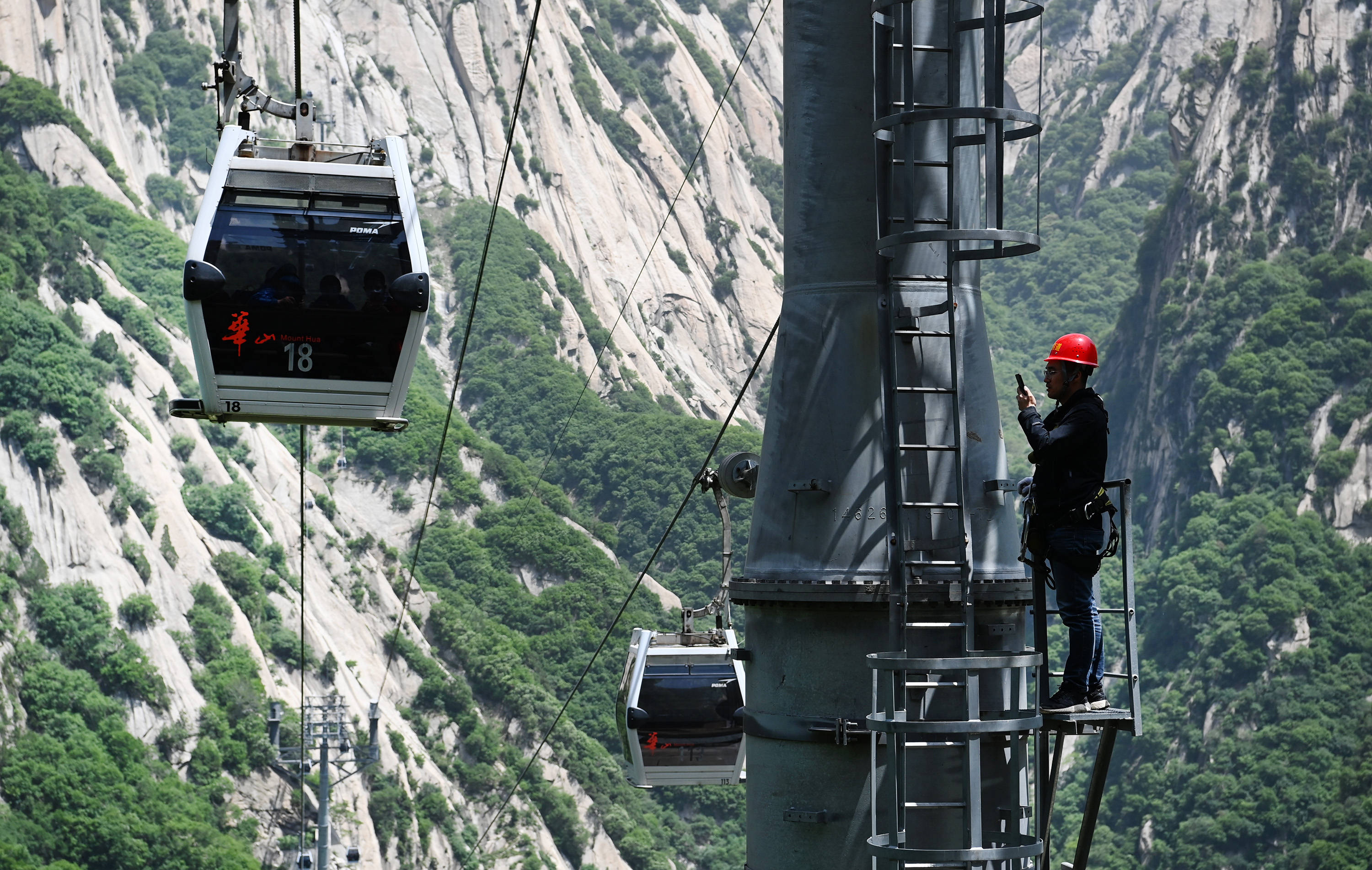 华山西峰索道让游客安全畅游西岳