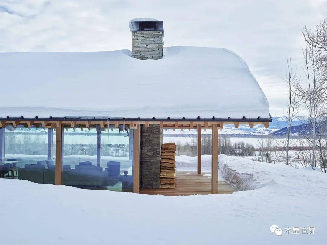 雪山河谷,林间现代小屋_木屋