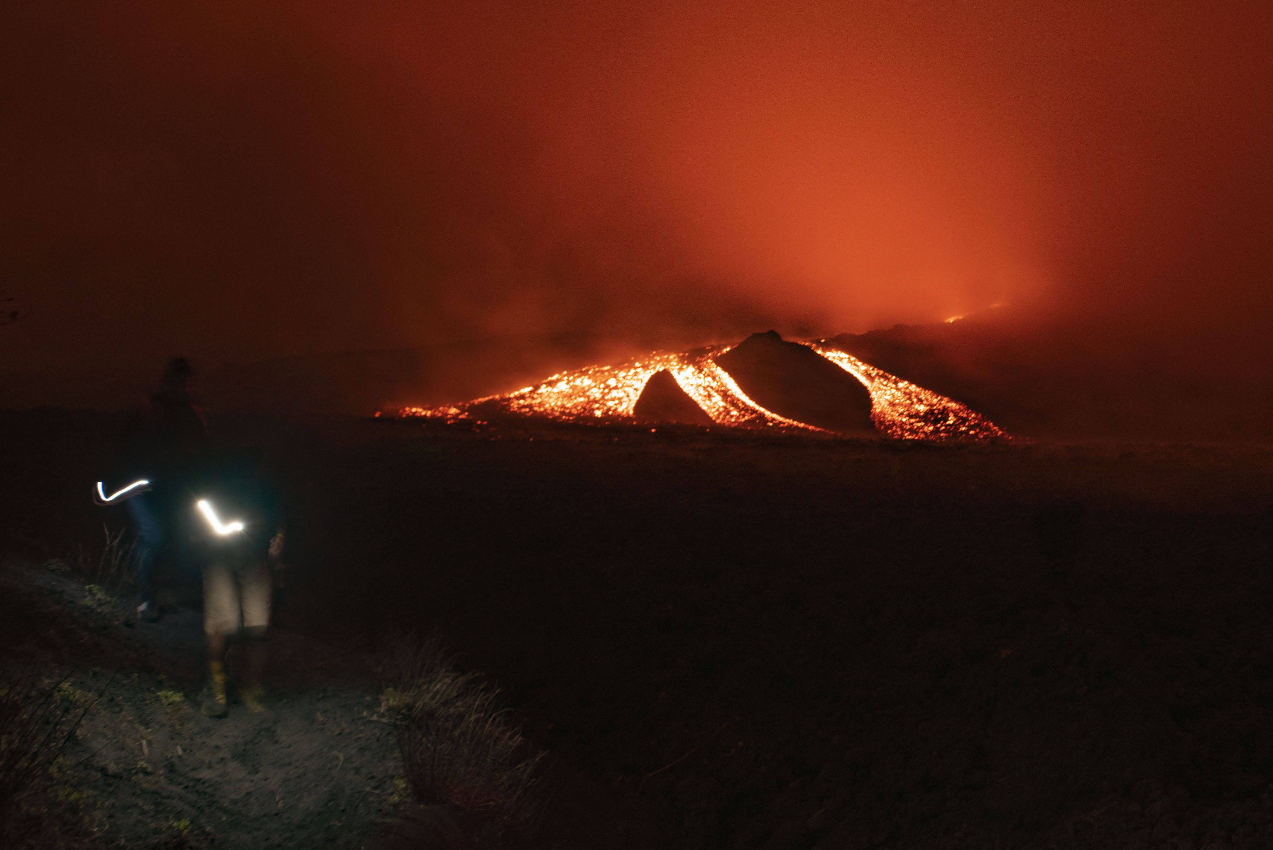 危地马拉帕卡亚火山持续喷发