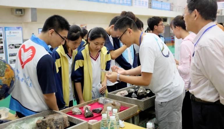 广州地化所科普进校园活动走进广州市玉岩中学