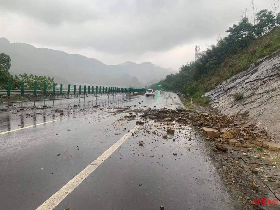 该处边坡曾在长宁地震中发生塌方,影响高速公路