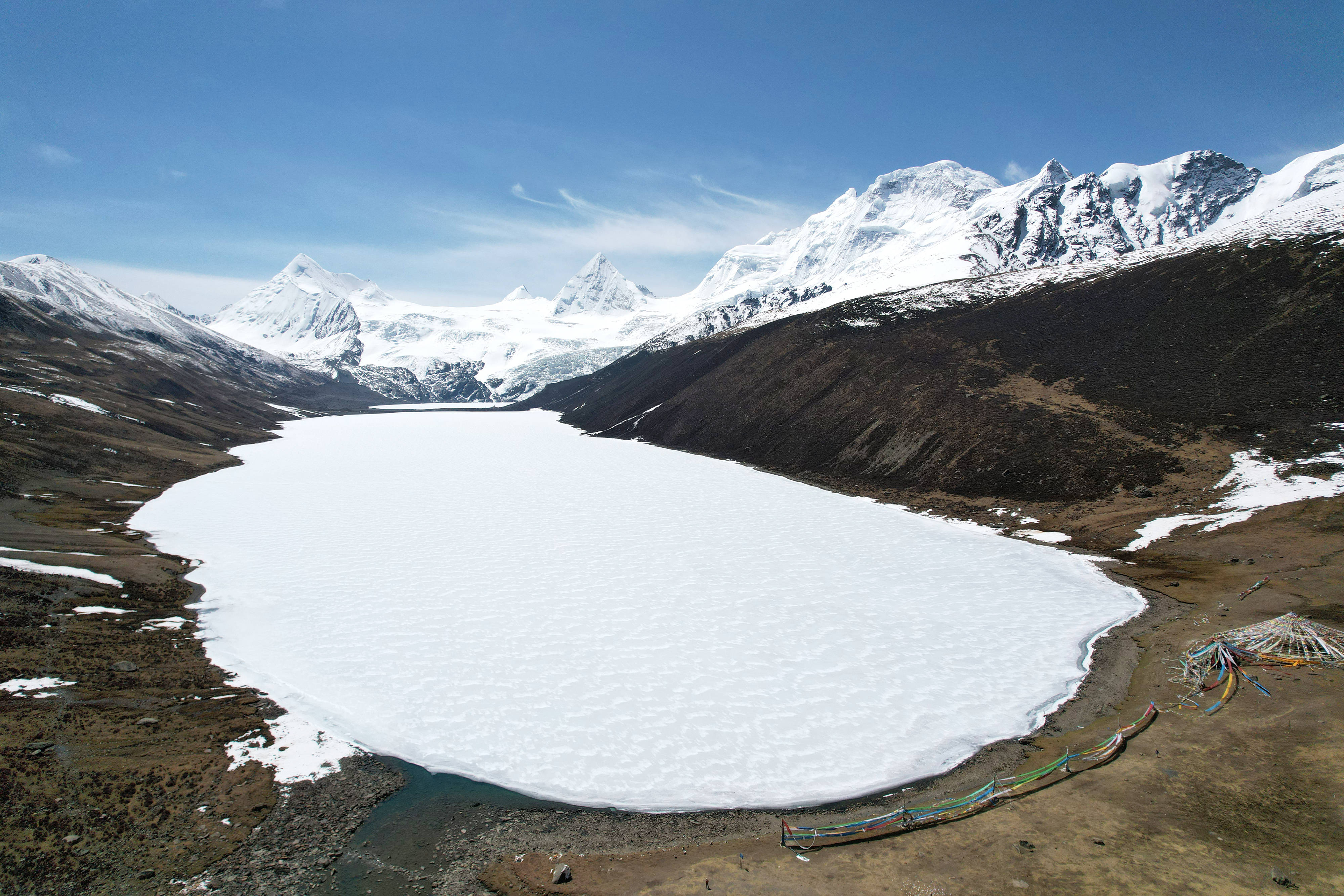 这是5月4日拍摄的萨普雪山和雪山脚下的冰湖(无人机照片).