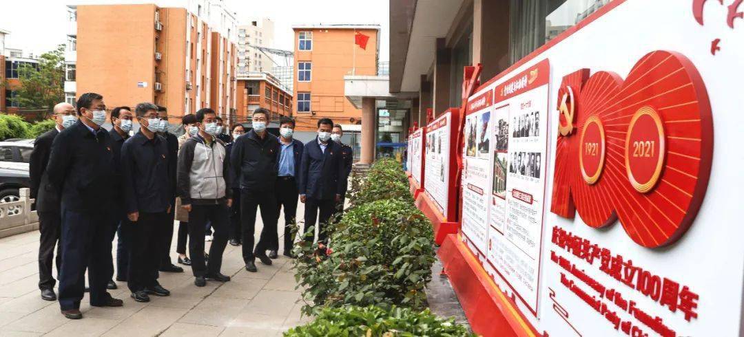 充分利用办公楼部分外墙,制作党史发展文化墙,展示党的发展历程,宣传