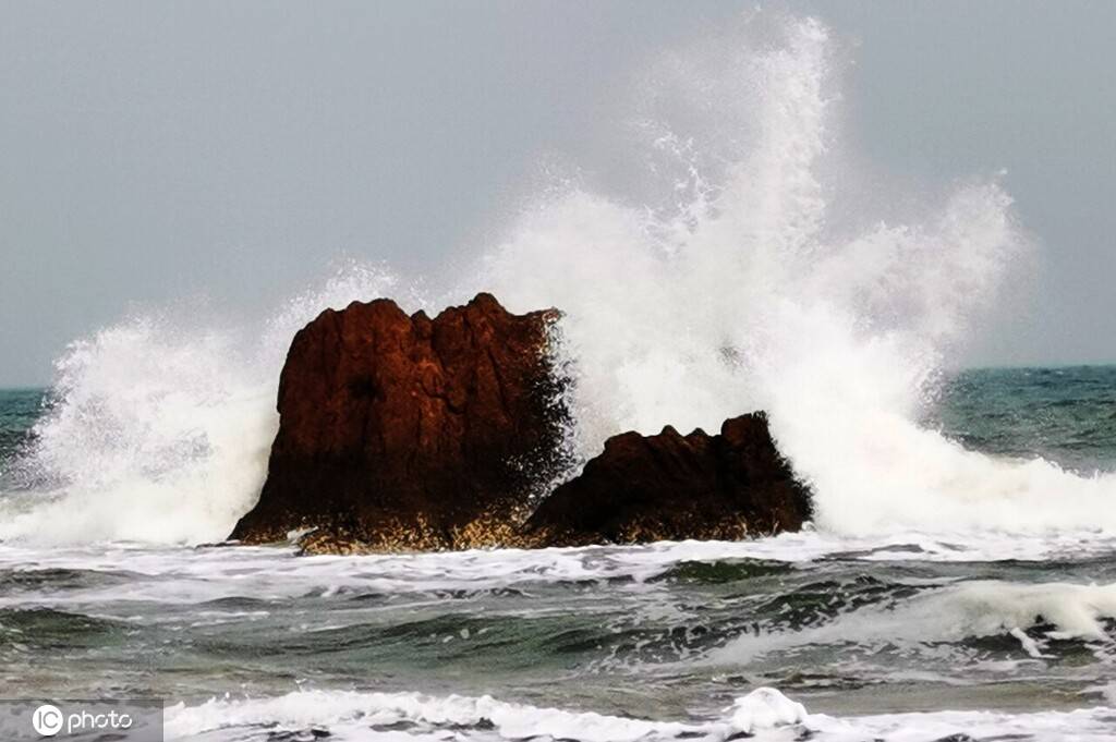 青岛大风预警 海浪拍打礁石浪花飞溅