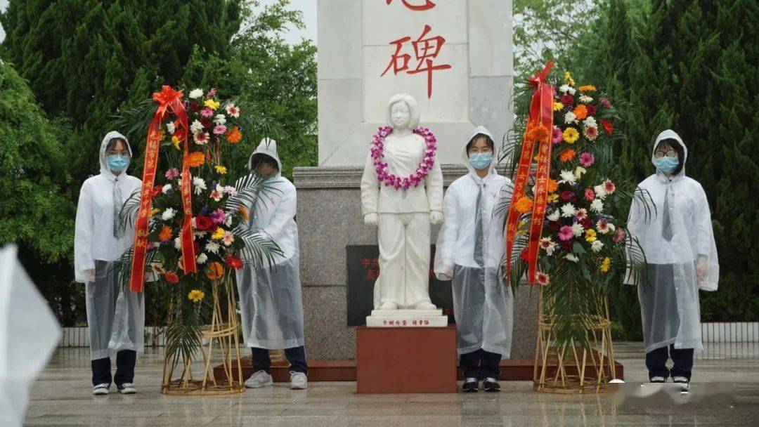 学生代表发言,表示定会继承胡曾钰烈士的遗志,发扬胡曾钰烈士的精神