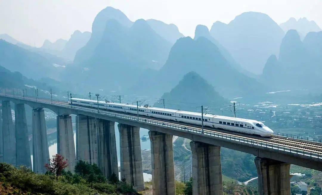 依托高铁的交通优势,贺州旅游接待量和旅游总收入从2015年1561.