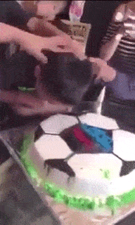 搞笑gif:我看你这不是去洗碗,而是砸场子吧!